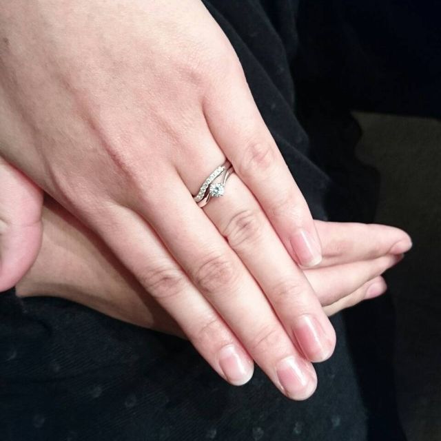 【BRIDGE(ブリッジ)の口コミ】 指がきれいに見えることから
Vラインかカーブがかかっている指輪で探して…