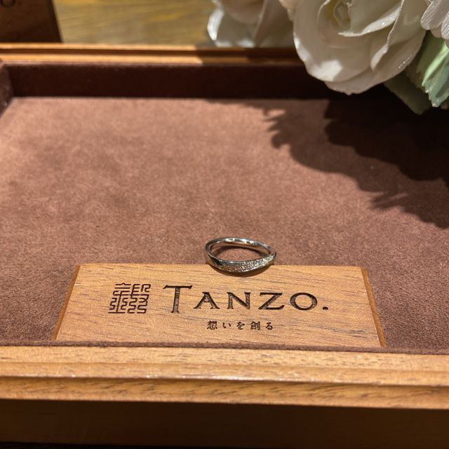 【TANZO.(鍛造指輪)の口コミ】 ダイヤの数を増やしてオーダーしました。斜めのラインは彼とペア感を出す…