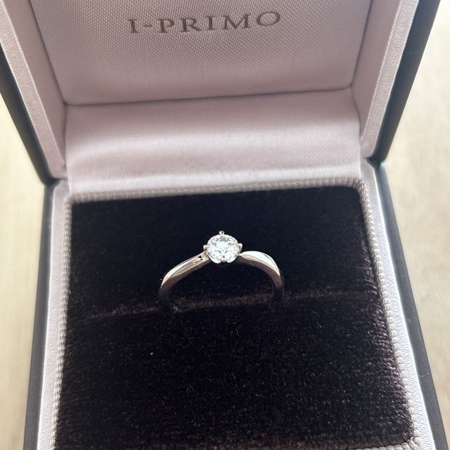 【アイプリモ(I-PRIMO)の口コミ】 結婚指輪と重ねづけしやすいデザインで探し決めました。指輪のウェーブラ…