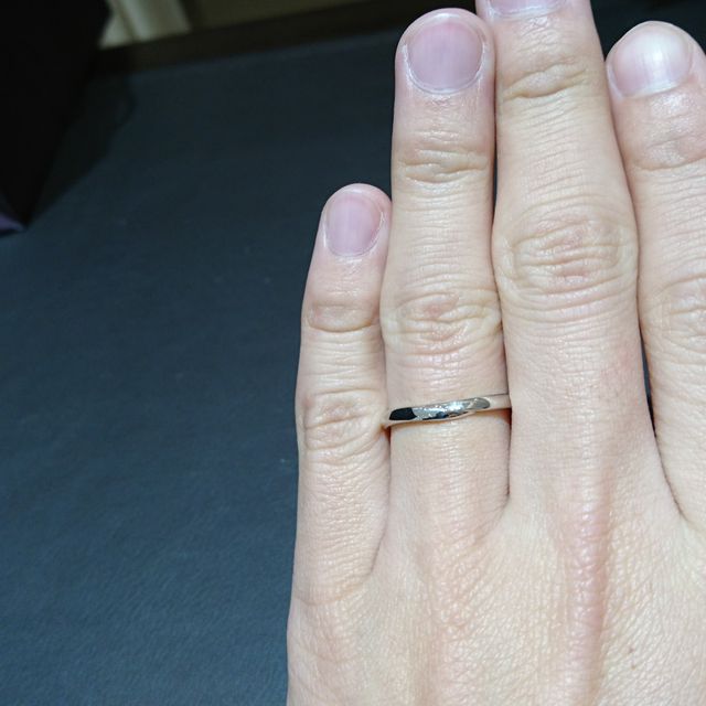 【俄(にわか)の口コミ】 夫婦共に指の関節がゴツゴツしているので、指輪は真っ直ぐのストレートタ…