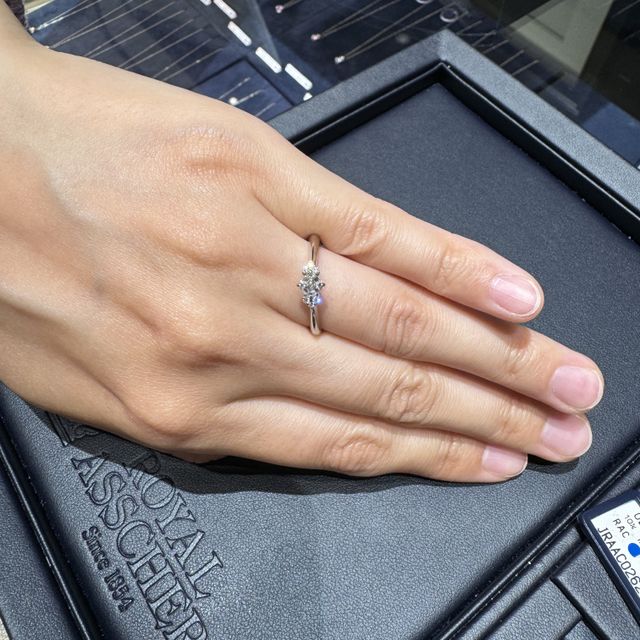 【ROYAL ASSCHER(ロイヤル・アッシャー)の口コミ】 中央に3つの石が並んでいるデザインが非常に素敵でした！3つのダイヤが並…