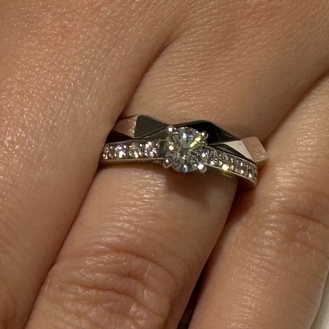 【ブシュロン(BOUCHERON)の口コミ】 デザインが本当に素敵で、中央のダイヤモンドが4本の爪でしっかりと支えら…