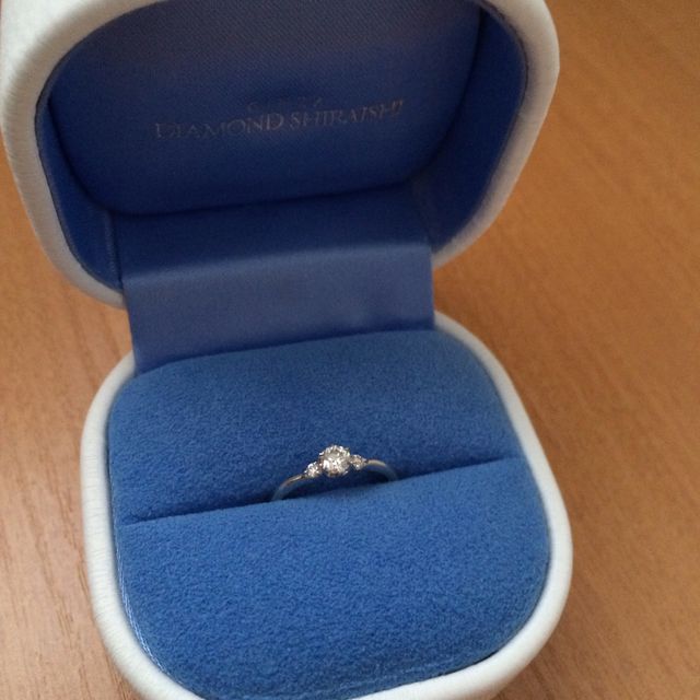 【銀座ダイヤモンドシライシの口コミ】 プロポーズの時に旦那にもらいました。真ん中に大きなダイヤモンド、左右…