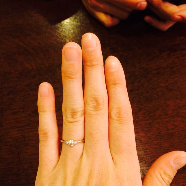 【銀座ダイヤモンドシライシの口コミ】 プロポーズの時に旦那にもらいました。真ん中に大きなダイヤモンド、左右…