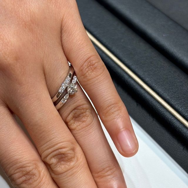 【ラザール ダイヤモンド(LAZARE DIAMOND)の口コミ】 他のお店に比べてプラチナの輝き方が強かったです。

写真の指輪のみなら…