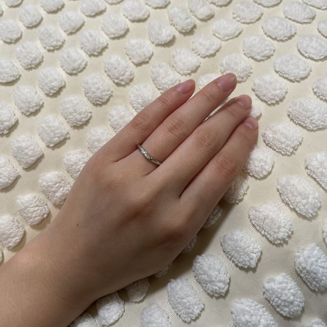 【ラザール ダイヤモンド(LAZARE DIAMOND)の口コミ】 絶妙にカーブしているので、柔らかい印象です。柔らかなV字は指を長く見せ…