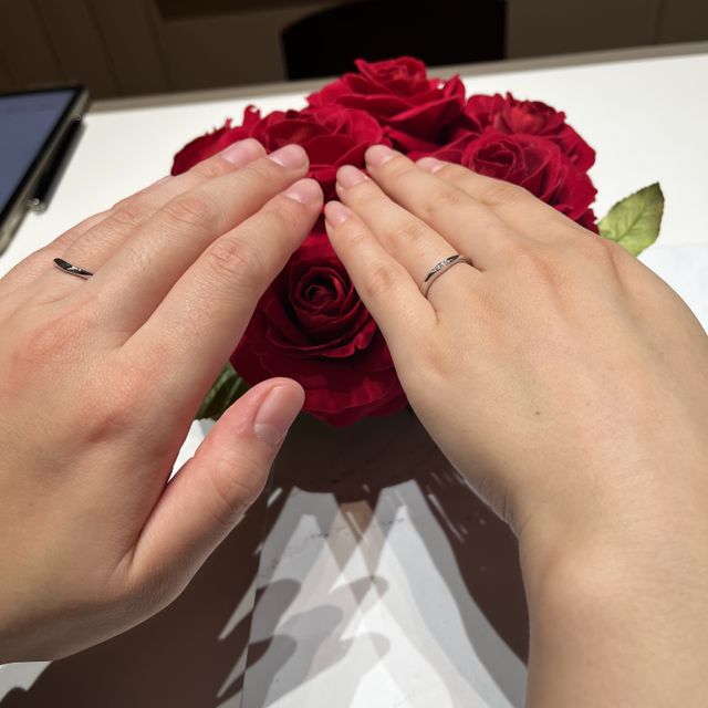 【ラザール ダイヤモンド(LAZARE DIAMOND)の口コミ】 絶妙にカーブしているので、柔らかい印象です。柔らかなV字は指を長く見せ…