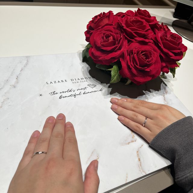 【ラザール ダイヤモンド(LAZARE DIAMOND)の口コミ】 絶妙にカーブしているので、柔らかい印象です。柔らかなV字は指を長く見せ…