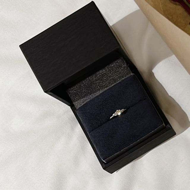 【ラザール ダイヤモンド(LAZARE DIAMOND)の口コミ】 彼からいただきました。
ダイヤモンドのカラット数はもちろんですが純度、…