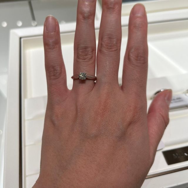【MIKIMOTO(ミキモト)の口コミ】 シンプルなデザインがよくて試着しました。リング部分にデザイン性がある…