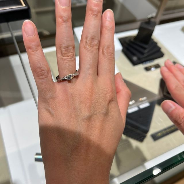 【ラザール ダイヤモンド(LAZARE DIAMOND)の口コミ】 指が綺麗に見えそうだと思って試着しました。小さなダイヤモンドが真ん中…