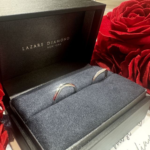 【ラザール ダイヤモンド(LAZARE DIAMOND)の口コミ】 ダイヤモンドの輝きに一目惚れし、その日に購入を決めました。緩いV字にな…
