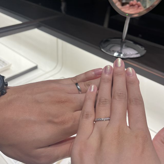 【俄(にわか)の口コミ】 ハーフエタニティなので、とても豪華ですが、ダイヤのカットの仕方で、あ…