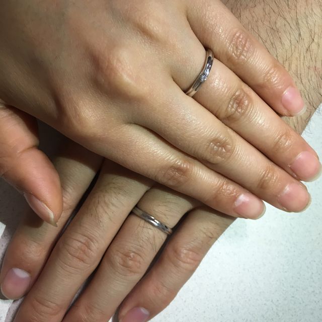 【銀座ダイヤモンドシライシの口コミ】 まず、デザインが素敵でした！
シンプルですが、女性の指輪にはダイヤが入…