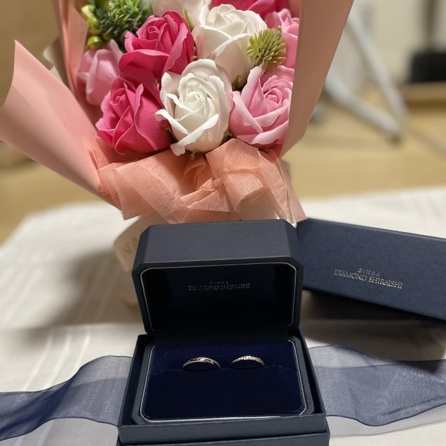 【銀座ダイヤモンドシライシの口コミ】 デザインがよく、カスタムもできる。
自分は花束bouquetという指輪にしま…