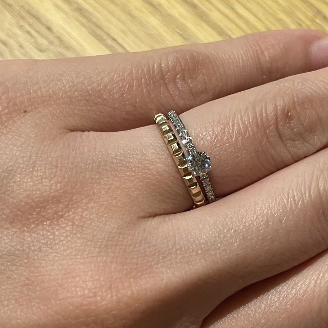 【ブシュロン(BOUCHERON)の口コミ】 ダイヤなど、何もついていないシンプルな指輪ですがカットが特徴的で動か…