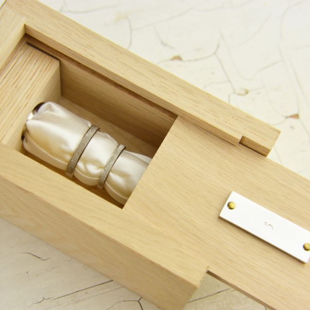 【e.m.の口コミ】 人とあまり被らない個性的な点、また指輪のデザインが表面と裏面で異なる…