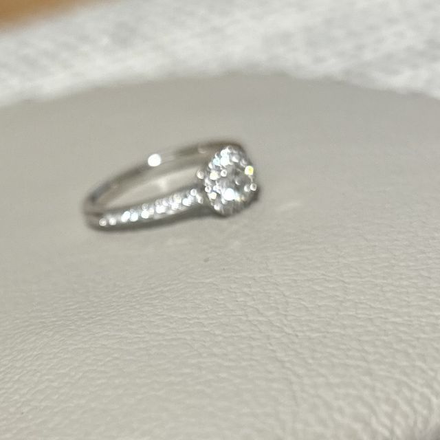 【ラザール ダイヤモンド(LAZARE DIAMOND)の口コミ】 デザインがとても綺麗で、サイドから見た枠のデザインも、似たようなもの…