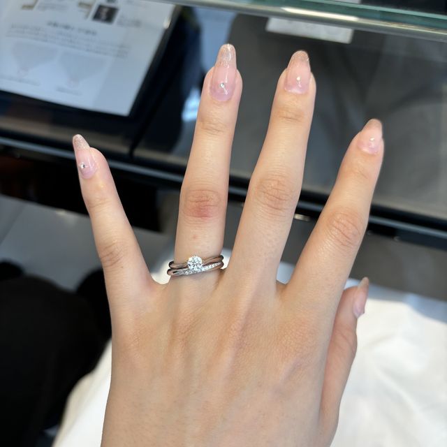 【エクセルコダイヤモンド(EXELCO DIAMOND)の口コミ】 デザインと着け心地です。指が細く見えるような少しウェーブをしていて、…