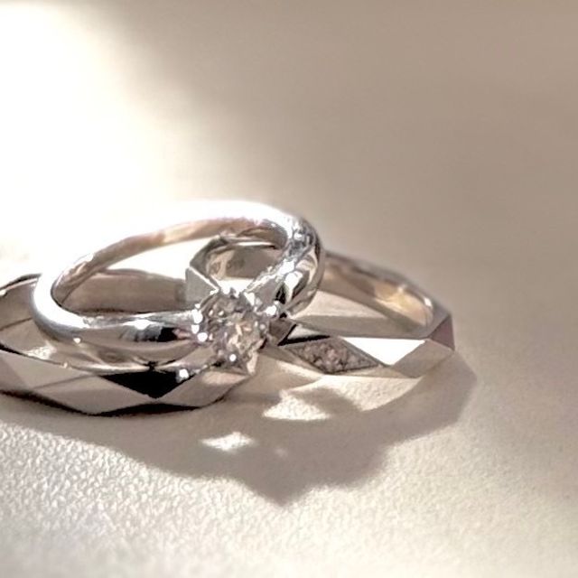 【ブシュロン(BOUCHERON)の口コミ】 お互いそれぞれ欲しい指輪を画像で保存していて、
夫妻でほぼ同じデザイン…