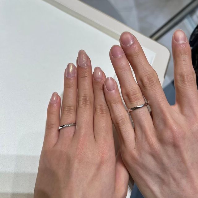 【グラフ(GRAFF)の口コミ】 我々の指がかなり細めだったので、太すぎる指輪だと逆にインパクトが強す…