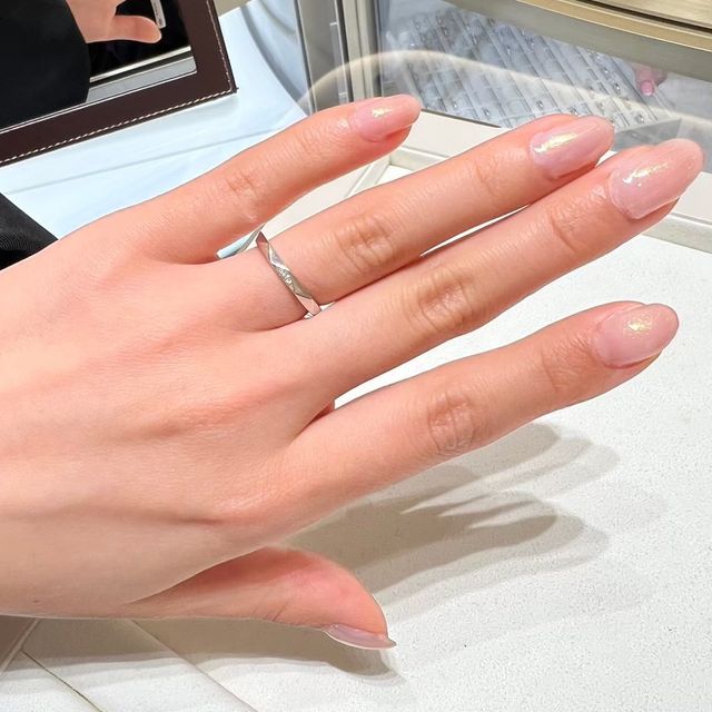 【グラフ(GRAFF)の口コミ】 我々の指がかなり細めだったので、太すぎる指輪だと逆にインパクトが強す…