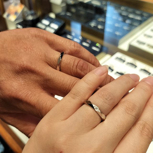 【ブシュロン(BOUCHERON)の口コミ】 結婚指輪を色々と見ていく中で
周りの人と被らないこと、デザイン性が高い…