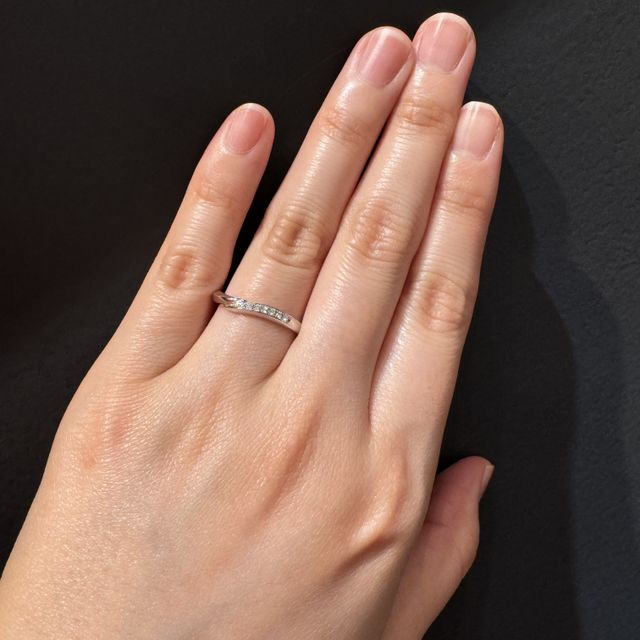 【snow(スノウ)の口コミ】 ウェーブ、V字の細めの指輪を探していた時に、こちらの指輪を試着させてい…