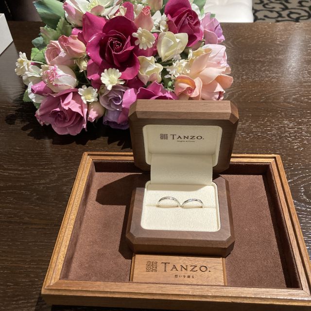 【TANZO.(鍛造指輪)の口コミ】 滑らかでつけ心地が良いのがポイントですね。また、ミル加工というものを…