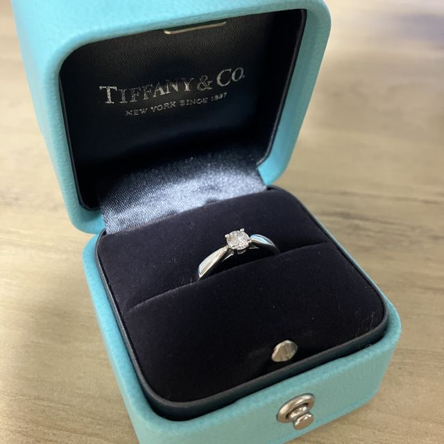 【ティファニー(Tiffany & Co.)の口コミ】 シンプルなデザインなので他のブランドのリングとの重ね付けにも合うと思…