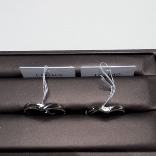 【アイプリモ(I-PRIMO)の口コミ】 V字ラインのリングで、ボリューム感とお揃い感がしっかりあり、メンズはカ…