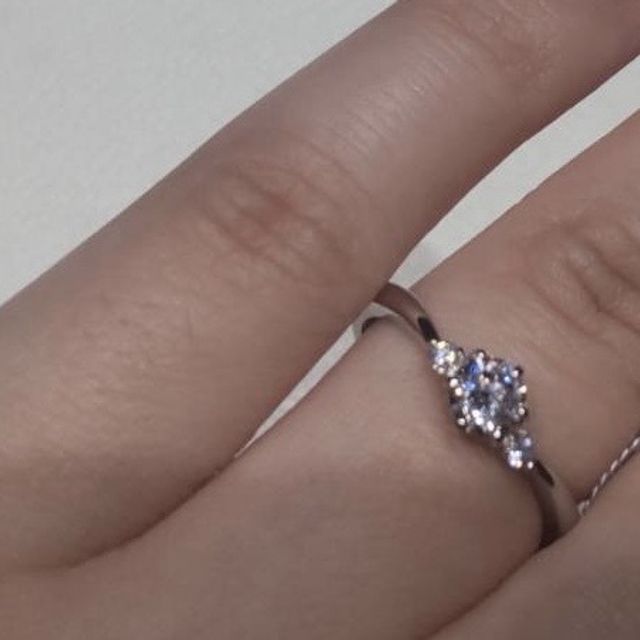 【アイプリモ(I-PRIMO)の口コミ】 すでに決まっていたV字の結婚指輪に合う婚約指輪ということで、こちらを提…