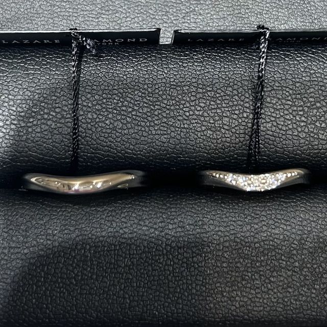 【ラザール ダイヤモンド(LAZARE DIAMOND)の口コミ】 V字の指輪を探していて、こちらをご紹介いただきました。全体的にぷっくり…