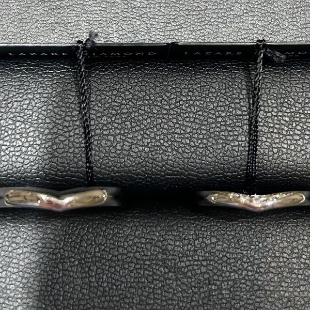 【ラザール ダイヤモンド(LAZARE DIAMOND)の口コミ】 こちらの指輪はV字がきつすぎずゆるすぎず、絶妙なラインが良いと思いまし…