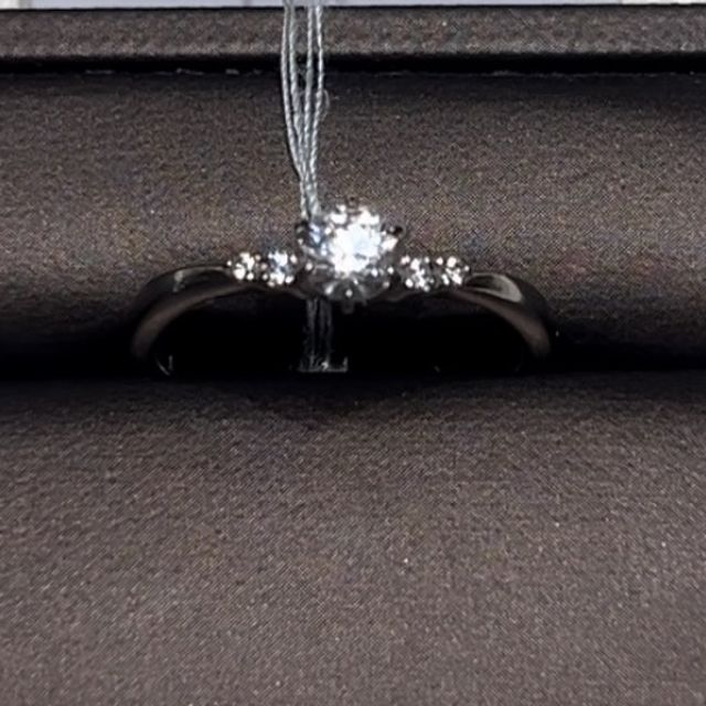 【アイプリモ(I-PRIMO)の口コミ】 こちらのケラーノというエンゲージリングは、細身のV字ラインがポイントで…