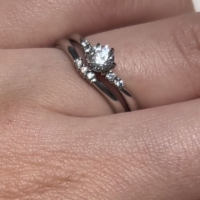 【アイプリモ(I-PRIMO)の口コミ】 こちらのナパイアというマリッジリングは、細身のV字が指をキレイに見せて…