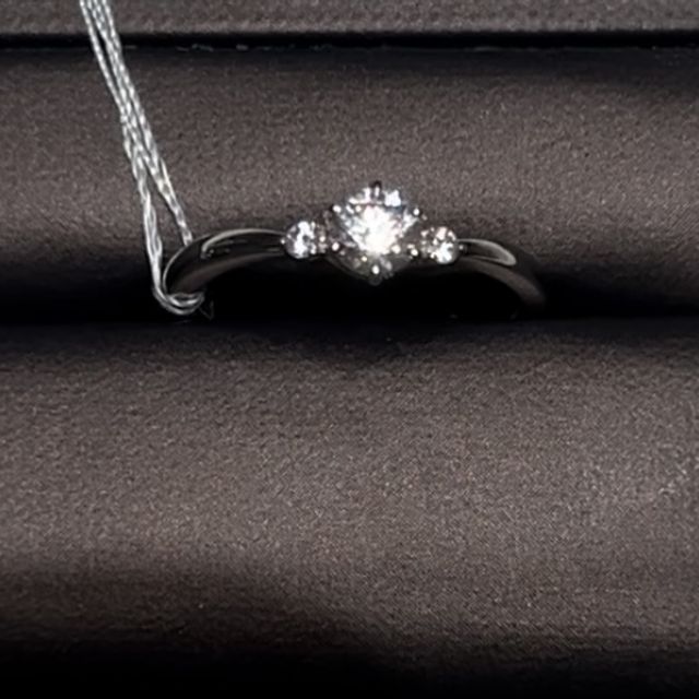 【アイプリモ(I-PRIMO)の口コミ】 こちらのメイサというエンゲージリングは、V字がきつくなく、ナチュラルな…