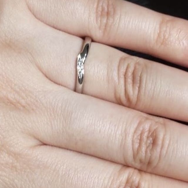 【アイプリモ(I-PRIMO)の口コミ】 こちらのクレメンティアというマリッジリングは、V字のラインがなだらかで…