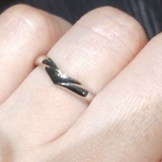 【アイプリモ(I-PRIMO)の口コミ】 こちらのレイアというV字のマリッジリングは、V字ラインがしっかり出てい…