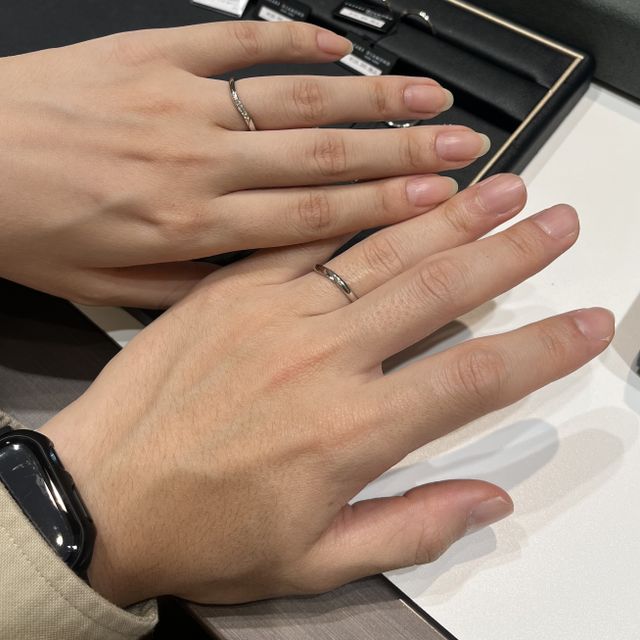 【ラザール ダイヤモンド(LAZARE DIAMOND)の口コミ】 ストレートの指輪を探していたのですがあまり気にいるものがなく、このお…