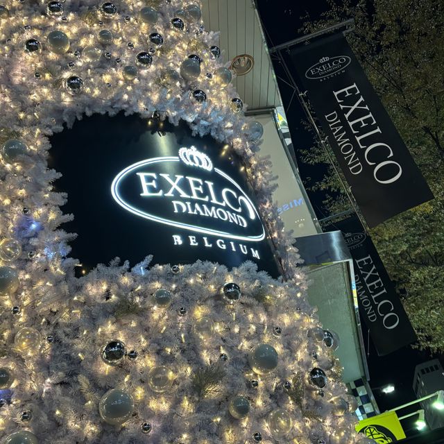 【エクセルコダイヤモンド(EXELCO DIAMOND)の口コミ】 とにかく、ダイヤモンドの輝きが素晴らしかったです。上から見た時に光を…