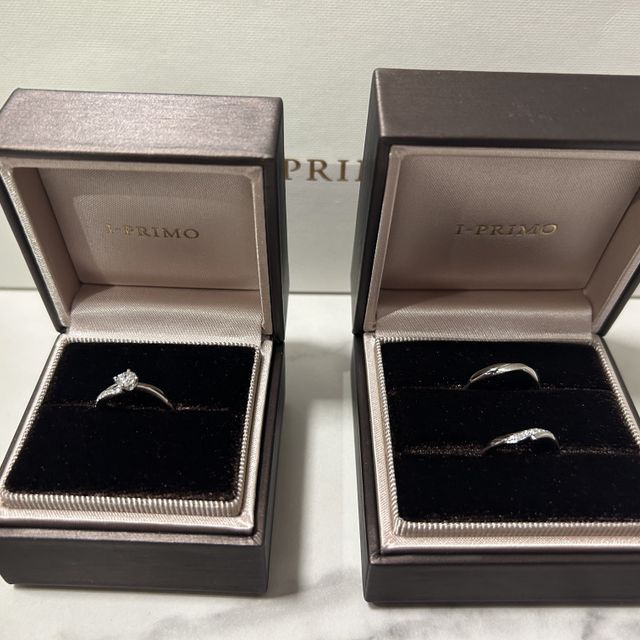 【アイプリモ(I-PRIMO)の口コミ】 婚約指輪は重ね付けできるデザインで、結婚指輪共にウェーブしたリングが…