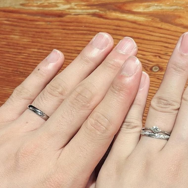 【PILOT BRIDAL(パイロットブライダル)の口コミ】 斜めに散りばめられたダイヤモンドのデザインに一目惚れしました。内側が…