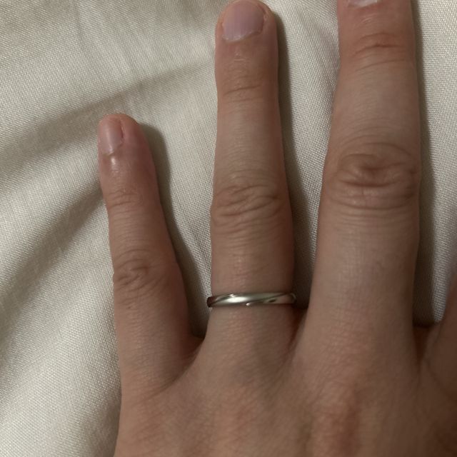 【アイプリモ(I-PRIMO)の口コミ】 婚約指輪と重ね付けで綺麗に見えるようなデザインにしました。プラチナの…