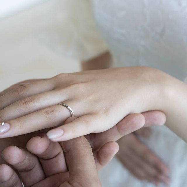 【nocur(ノクル)の口コミ】 緩やかなウェーブデザインとさりげないキラキラ感が綺麗でとても気に入っ…