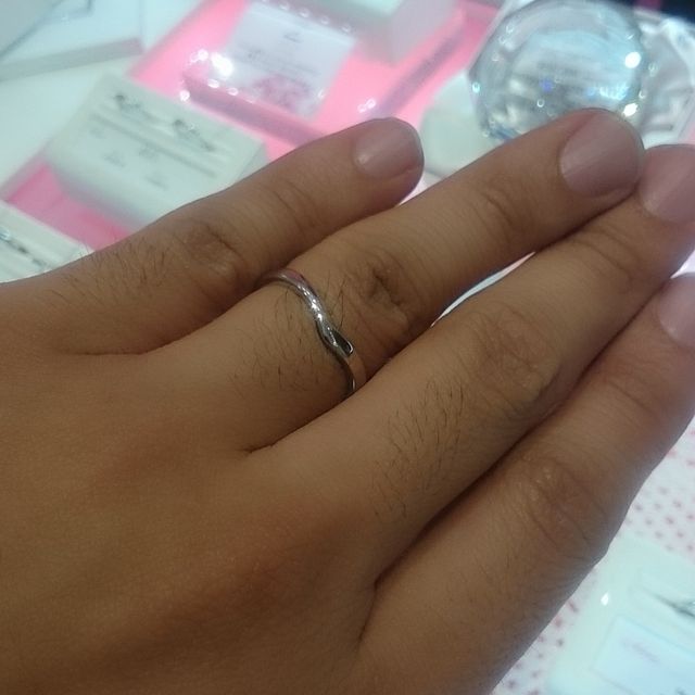 【JEWELRY  KAMATA(ジュエリーかまた)の口コミ】 ハート形で光沢があり、女子の好みになりそうなリングです。

男性にはハ…