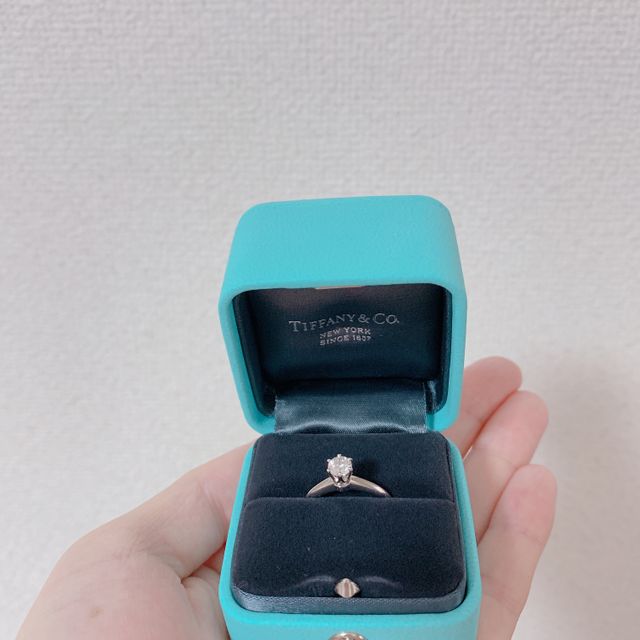 【ティファニー(Tiffany & Co.)の口コミ】 普段使いが出来るシンプルなデザインです。
真ん中に3つダイヤがついてい…