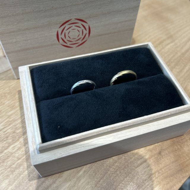 【出雲結(いずもゆい)の口コミ】 仕上げにこだわっており、指輪の内側に名前と入籍した月の石を入れていま…