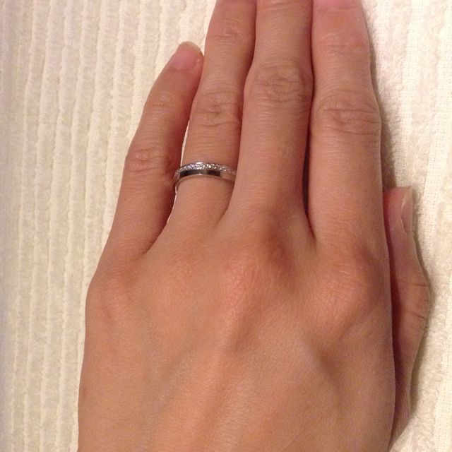 【銀座ダイヤモンドシライシの口コミ】 ひとつの指輪なのに重ねづけしているようなデザインに一目惚れして決めま…