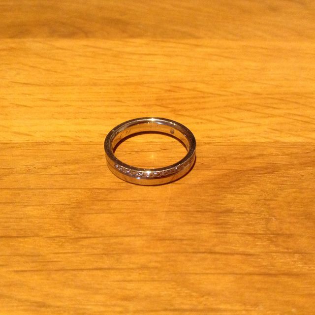 【銀座ダイヤモンドシライシの口コミ】 ひとつの指輪なのに重ねづけしているようなデザインに一目惚れして決めま…